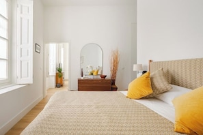1 bedroom, iron/ironing board, WiFi, bed sheets - 🌙 Lunero: Elegant One-Bedroom Retreat in Seville’s Historic Old Town (Sevilla)
