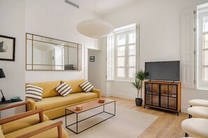 Smart TV - 🌙 Lunero: Elegant One-Bedroom Retreat in Seville’s Historic Old Town (Sevilla)