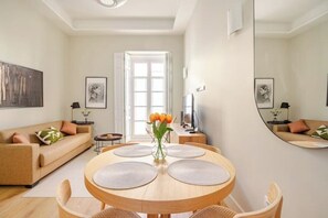 Living area - 🌿 Naranja: Elegant 2-Bedroom Retreat in Seville’s Historic Old Town (Sevilla)
