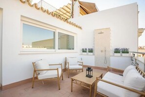 Terrace/patio - 🌿 Naranja: Elegant 2-Bedroom Retreat in Seville’s Historic Old Town (Sevilla)
