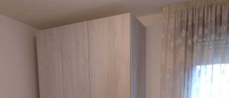 2 bedrooms, iron/ironing board, free WiFi