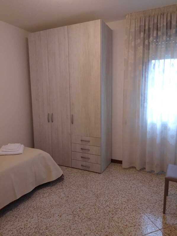 2 bedrooms, iron/ironing board, free WiFi