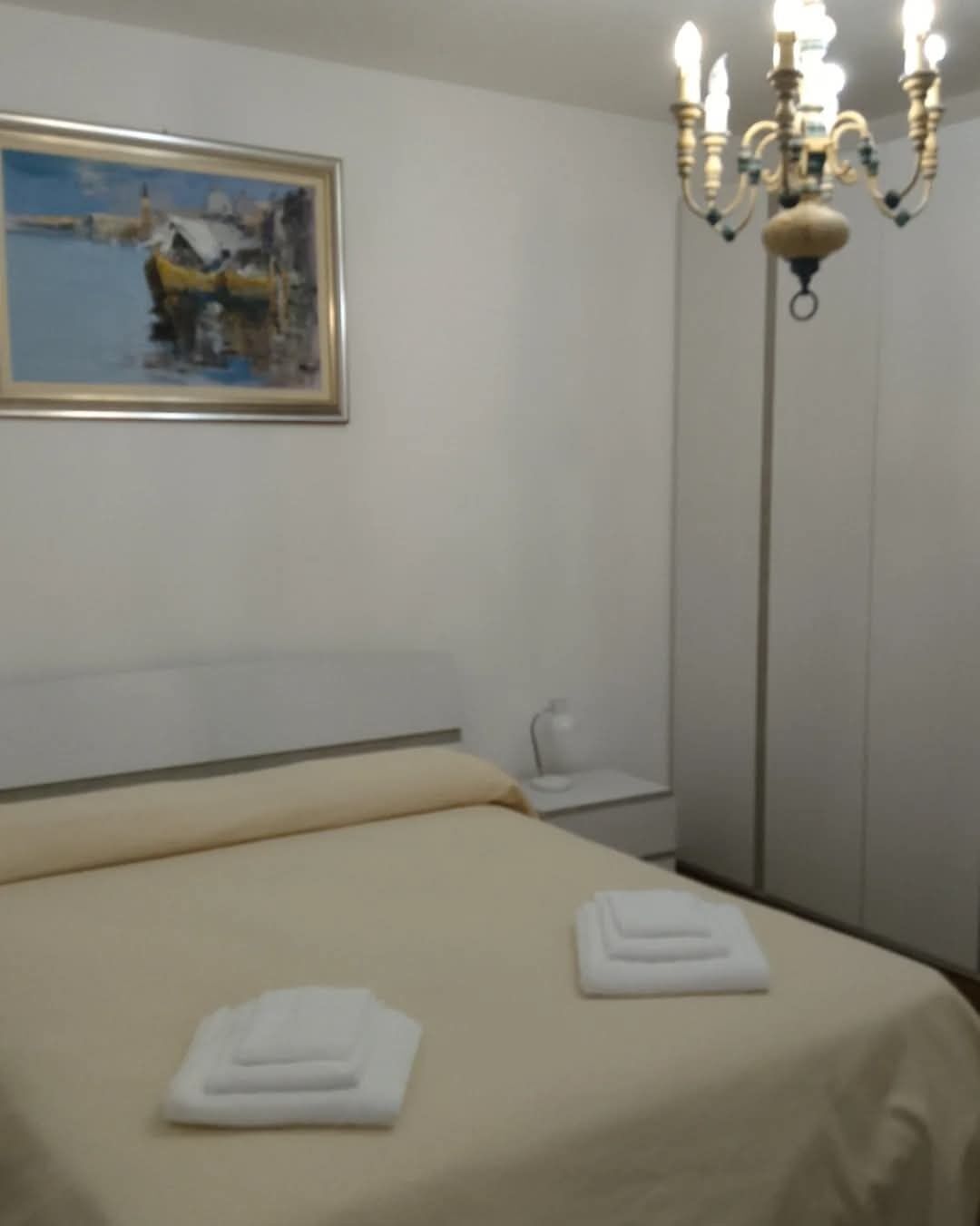 3 chambres, fer et planche à repasser, Wi-Fi, draps fournis