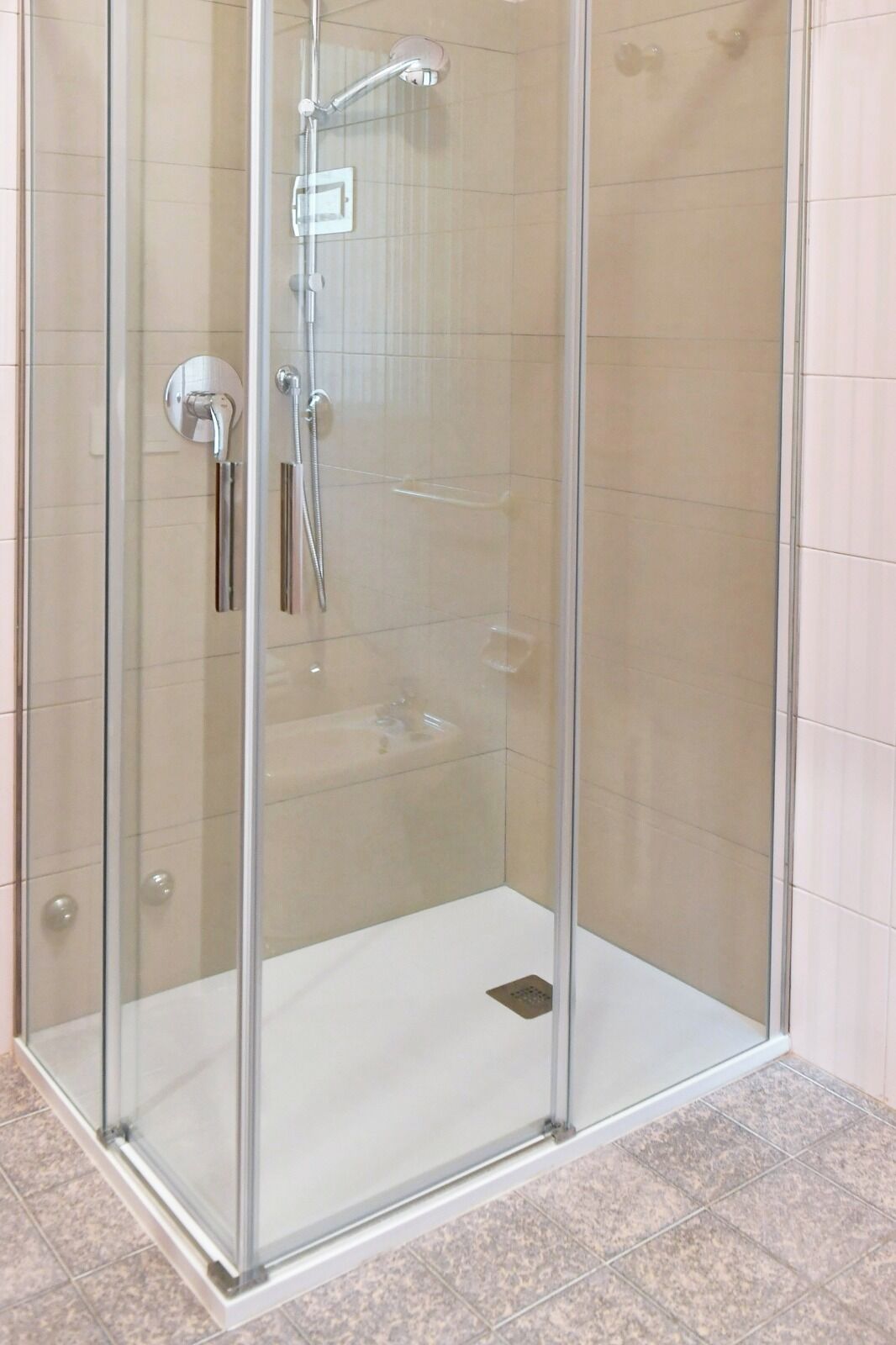 Regadera, secadora de cabello, bidet, jabón 