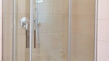 Doccia, asciugacapelli, bidet, sapone