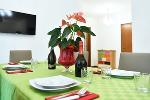 Dining - Vacation home just minutes from downtown, free WIFI, air conditioning. (Abano Terme)
