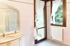Douche, séchoir à cheveux, bidet, savon