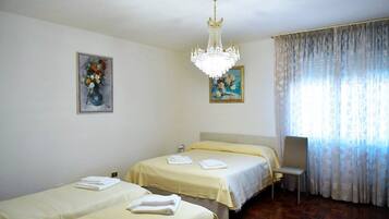 2 室のベッドルーム、アイロン / アイロン台、WiFi (無料)