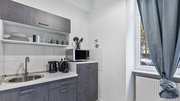 KĂŒhlschrank, Mikrowelle, Herdplatte, Wasserkocher mit Kaffee-/Teezubehör