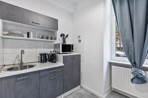 Fridge, microwave, stovetop, coffee/tea maker - Spacious 1BR Flat | Near Kurfürstendamm (1) (Berlin)
