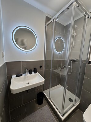 Dusche, Haartrockner, Handtücher