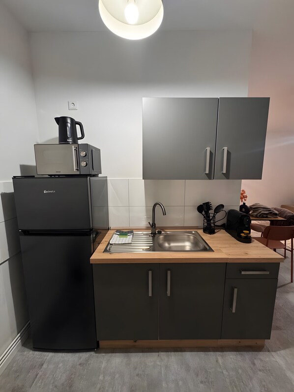 Refrigerador, microondas, placa de cocina, tetera/pava eléctrica