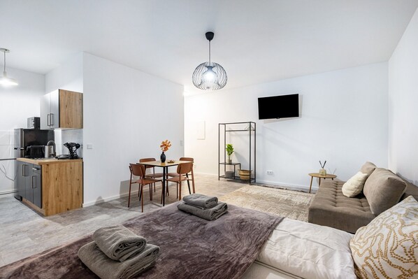 TV - Smart Home Studio | Near Ku’damm Living Apartment 2 – Modern Comfort in Berlin (Berlin)