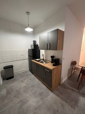 Kühlschrank, Mikrowelle, Herdplatte, Wasserkocher