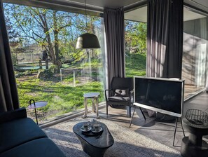 Lyxstuga - utsikt mot parken - trädgård | Vardagsrum