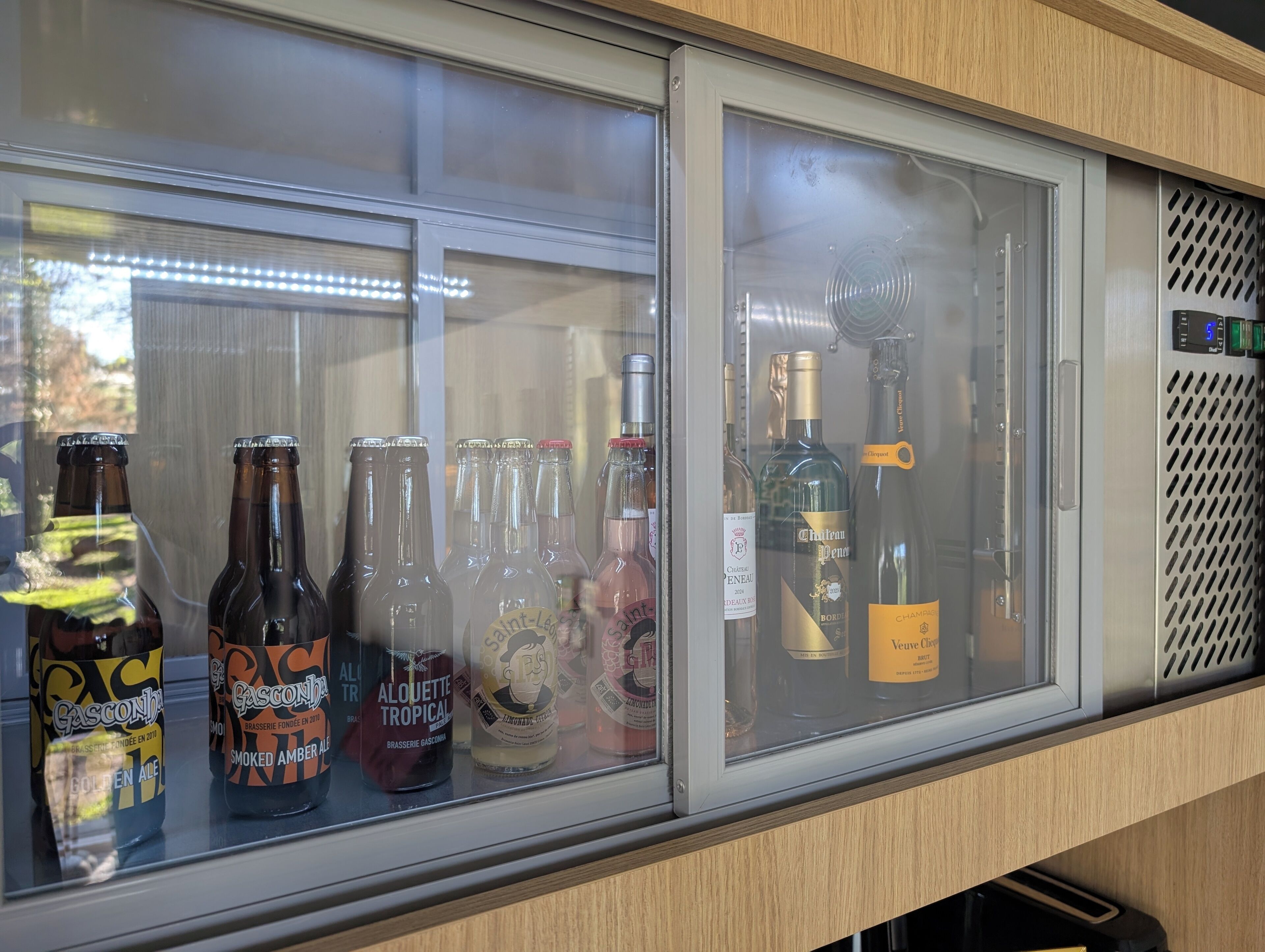 Een koelvitrine met verschillende soorten alcoholische dranken.