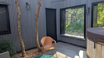 Chalet Luxe, vue parc, côté jardin | Terrasse/Patio