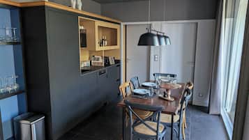 Lyxstuga - utsikt mot parken - trädgård | Eget kök | Barnstol