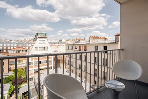 Property grounds - Florentine Gaze, by Veeve (Paris)