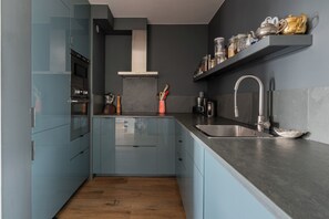 Kylskåp, mikrovågsugn, spishäll och diskmaskin