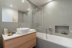 Shower, hair dryer, towels - Florentine Gaze, by Veeve (Paris)