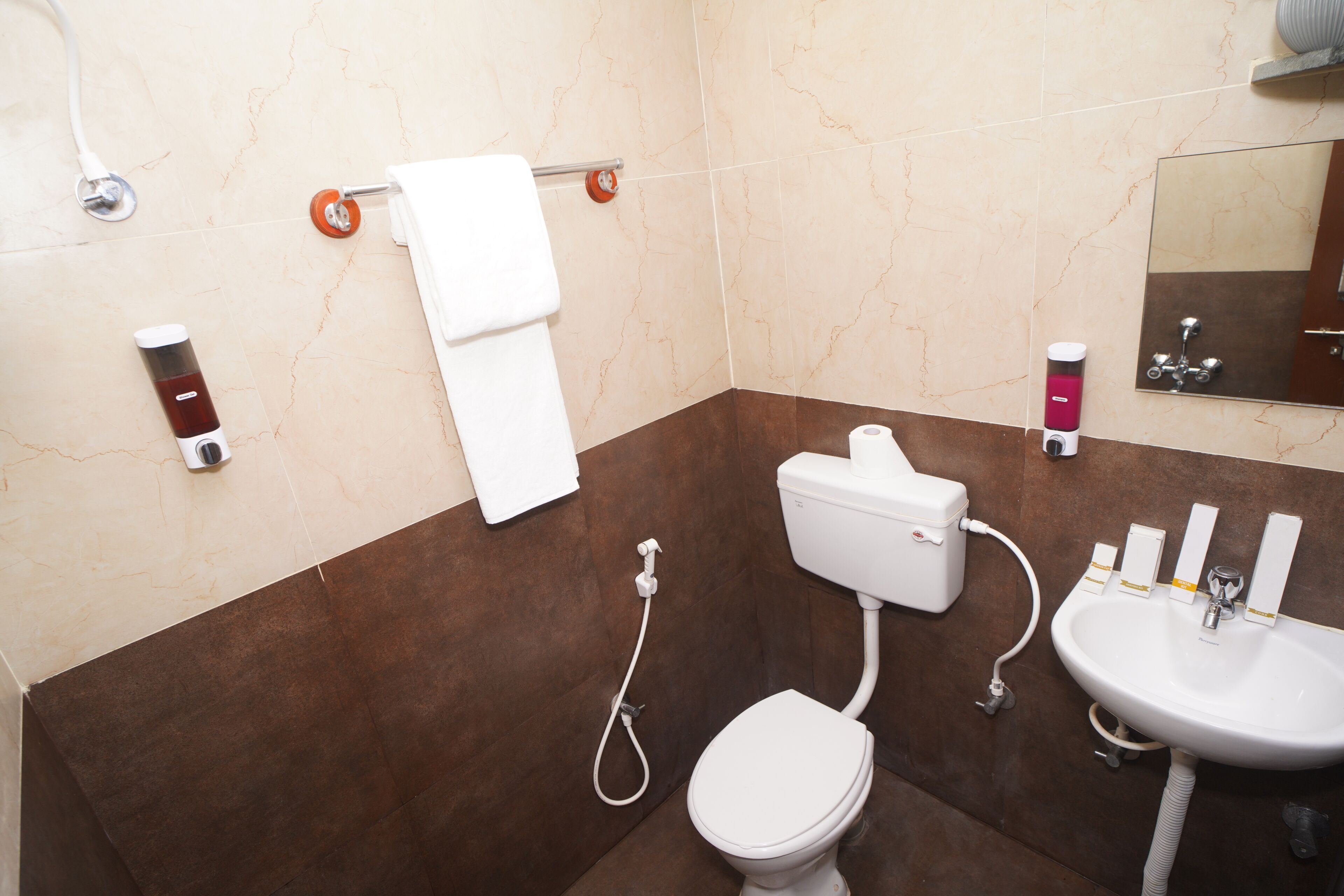 Douche, articles de toilette gratuits, serviettes fournies, savon