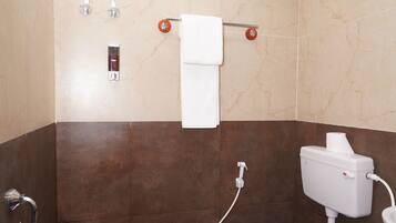 Regadera, amenidades de baño gratuitas, toallas, jabón