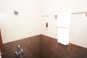 Dusche, kostenlose Toilettenartikel, Handtücher, Seife
