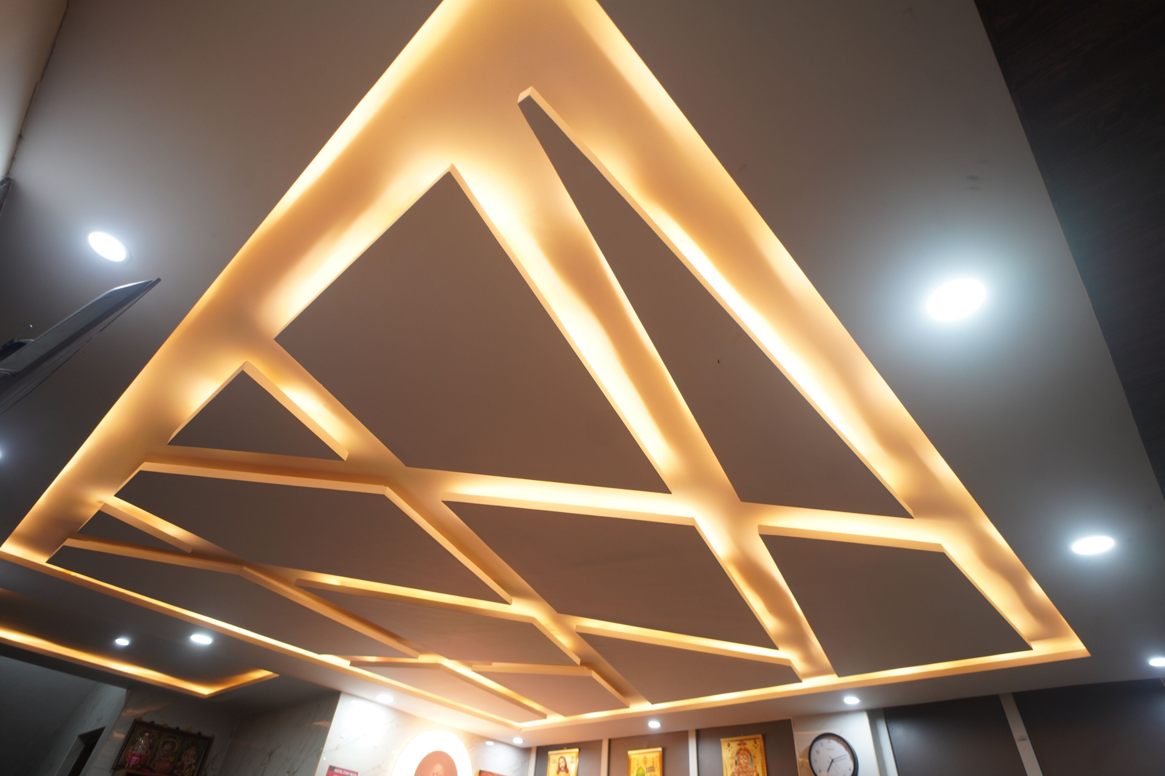 Un techo moderno con diseños geométricos e iluminación empotrada.