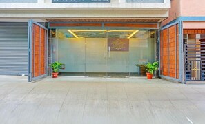 المنشأة من الخارج