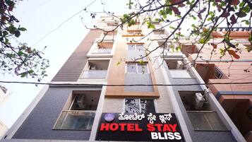 Vista frontal de la propiedad