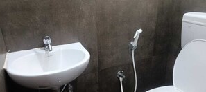 Regadera, amenidades de baño gratuitas, toallas, jabón 