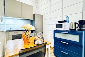 Fridge, microwave, oven, stovetop - Cozy Studio Apartment Close to LK Klosterneuburg (Klosterneuburg)