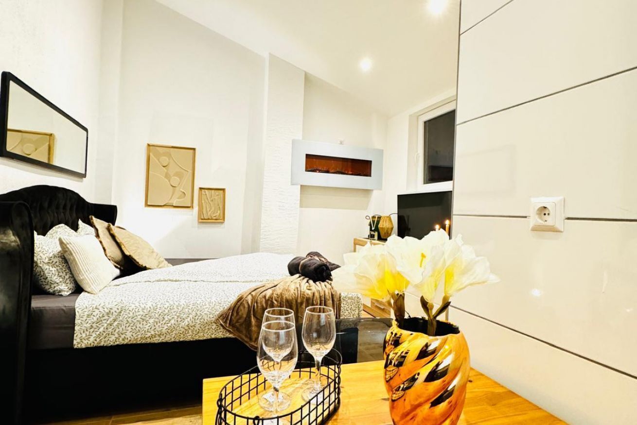 1 bedroom, bed sheets