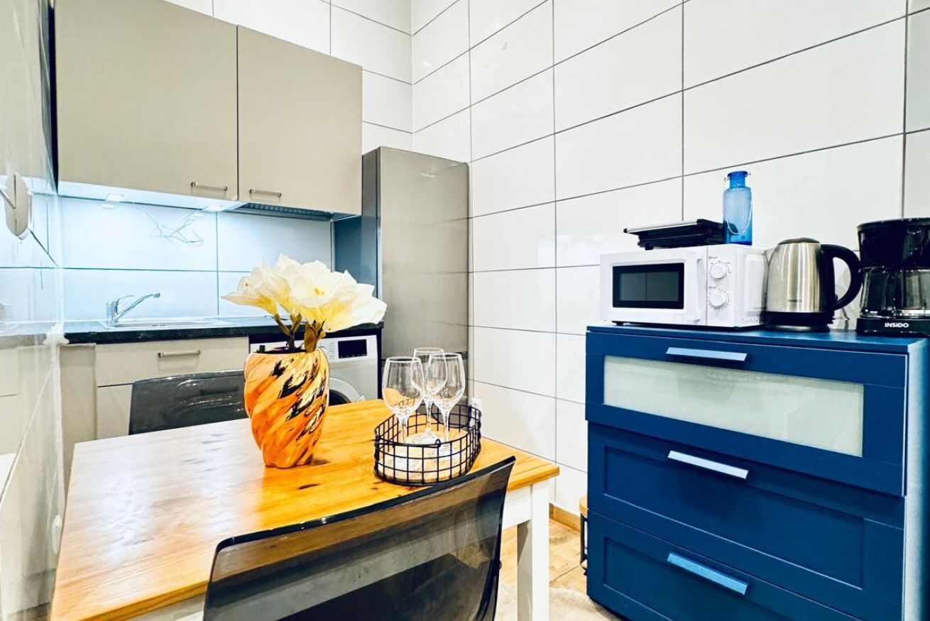 Ofen, Herdplatte, Wasserkocher mit Kaffee-/Teezubehör, Wasserkocher