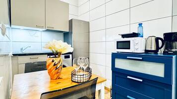 Horno, parrilla de estufa, cafetera y tetera y tetera eléctrica