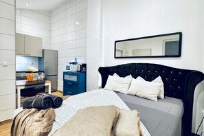 1 bedroom, bed sheets