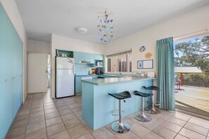 ميكروويف، ماكينة لصنع القهوة/الشاي، كرسي للأطفال