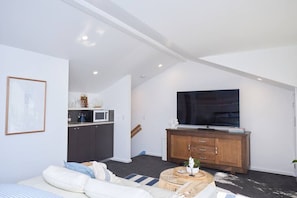 TV - Beach Loft - on the Esplanade (Torquay)