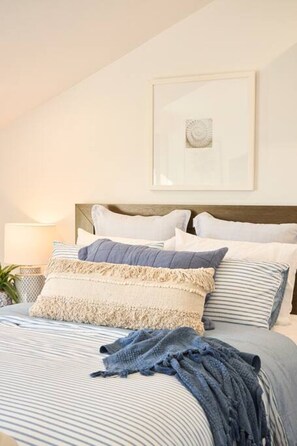 1 bedroom, iron/ironing board, WiFi, bed sheets - Beach Loft - on the Esplanade (Torquay)