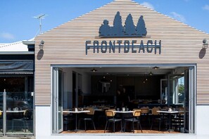 Outdoor dining - Beach Loft - on the Esplanade (Torquay)