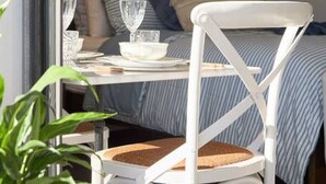 Une chambre à coucher de taille réduite, comprenant un lit, une table de chevet et une chaise.