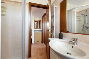 Shower, free toiletries, hair dryer - Holiday Home 'L'Appartamentino Di Giulia' / La Pila-Marina di Campo / Wi-Fi and Air Conditioning (Campo nell'elba)