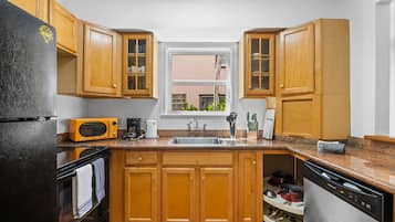 Exclusive Studio, Patio | Private kitchen | Microwave, coffee/tea maker, electric kettle, blender