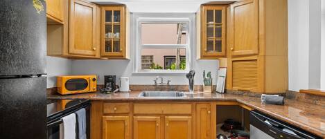 Microondas, cafetera/tetera, tetera/pava eléctrica, licuadora