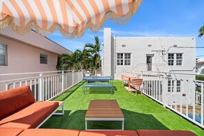 Outdoor dining - Blue Flamingo Suites (Miami Beach)