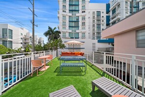 Outdoor dining - Blue Flamingo Suites (Miami Beach)