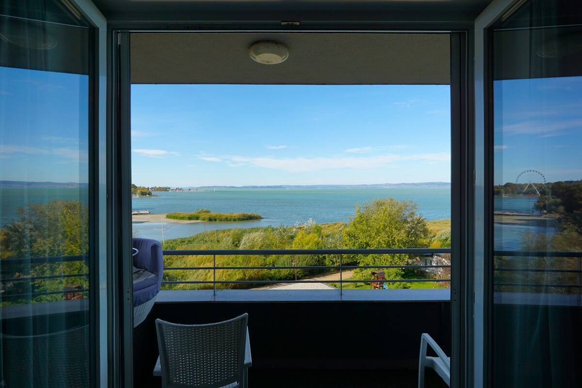 Studio, Balcony, Lake View | Living area
