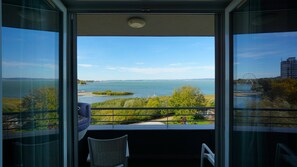 Studio, balcon, vue sur le lac | Aire de séjour