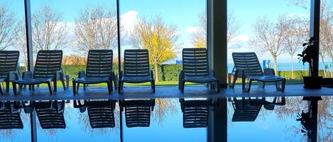 Un sauna, una bañera de hidromasaje